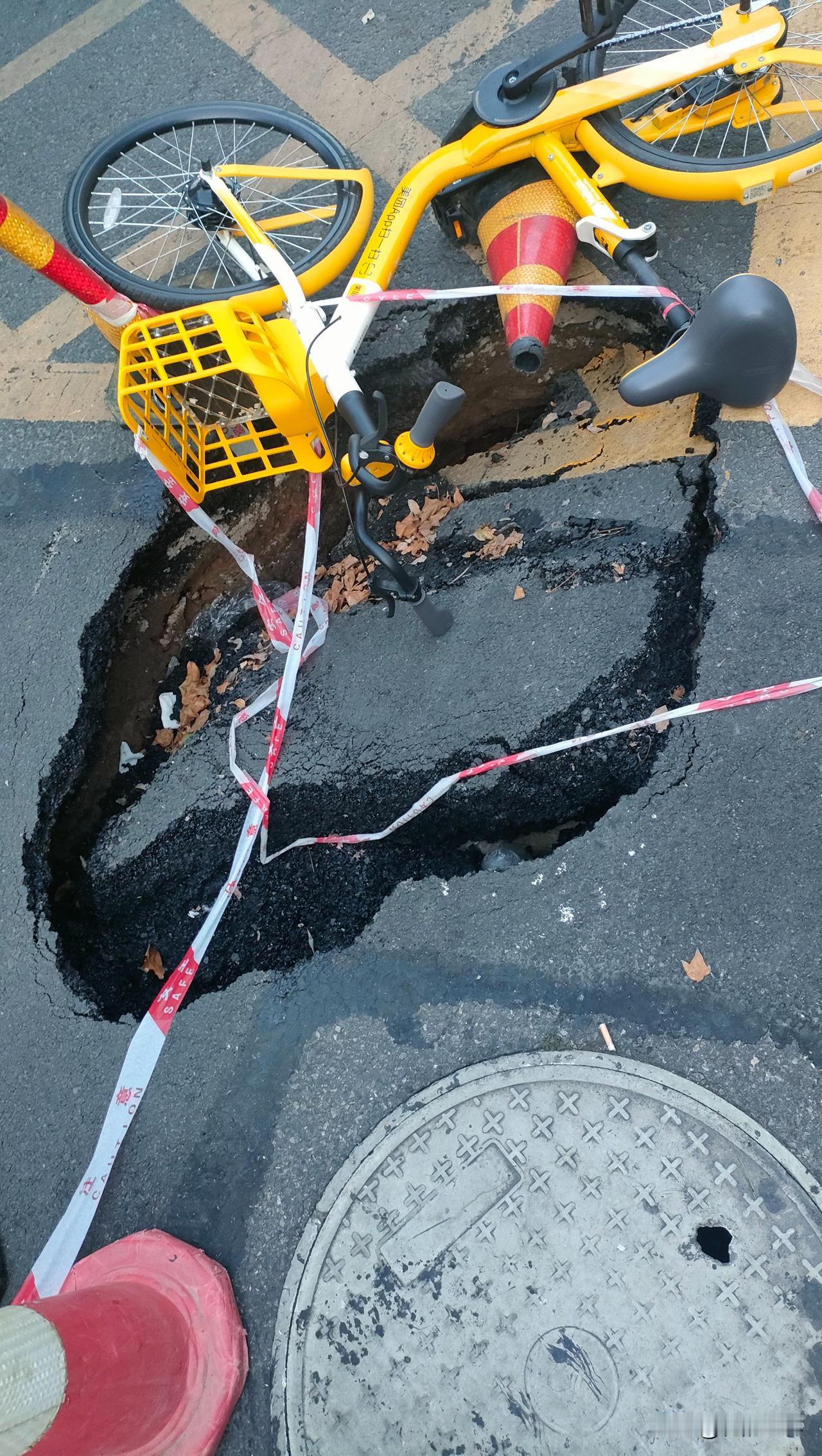 这个坑你们到底什么时候填
图片中的这个坑
在一个老小区的路口
已经好几天了
就这