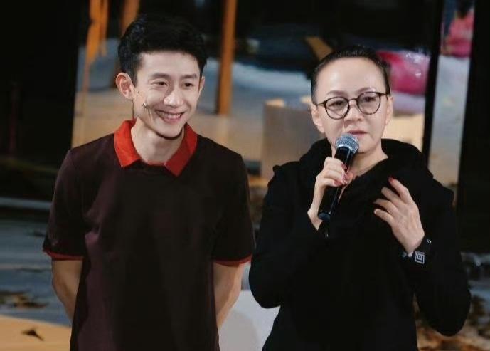 宋丹丹看张一山话剧哭了! 我的DNA直接原地蹦迪了！谁能想到，当年《家有儿女》里