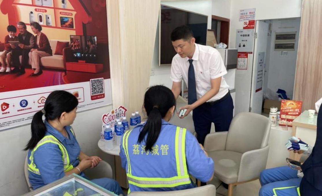 服务不只在厅内。联通公司还通过“流动驿站”将凉茶、义诊送到街边社区，主动把关怀送