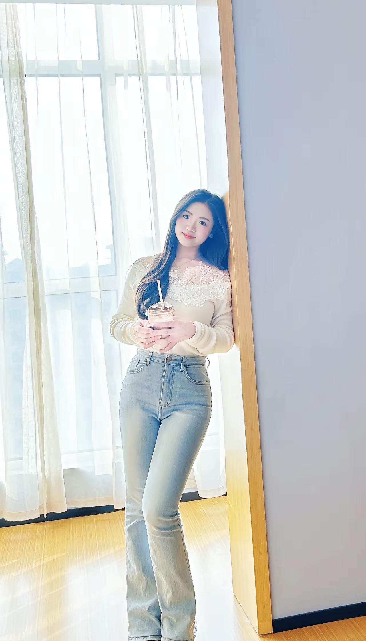 分享你拍摄的精彩瞬间悠闲午后，轻倚窗边，享受一杯咖啡的宁静时光。🌿☕️