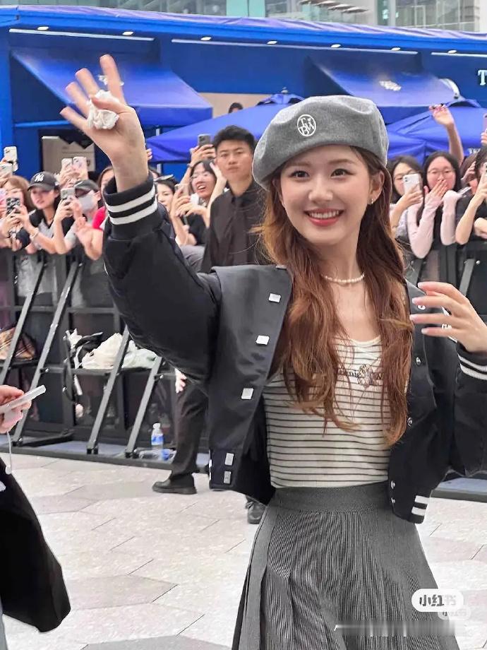 你们觉得🥩现在比之前更吸引人吗？妆容变化挺大的。 ​​​