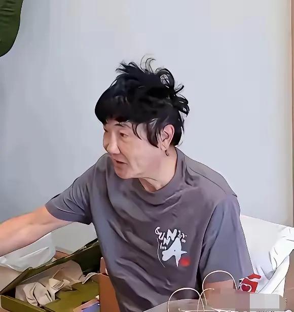 真不敢认，眼前这个模样，跟记忆里荧幕上的他反差太大了。
满头凌乱的头发，看着苍老