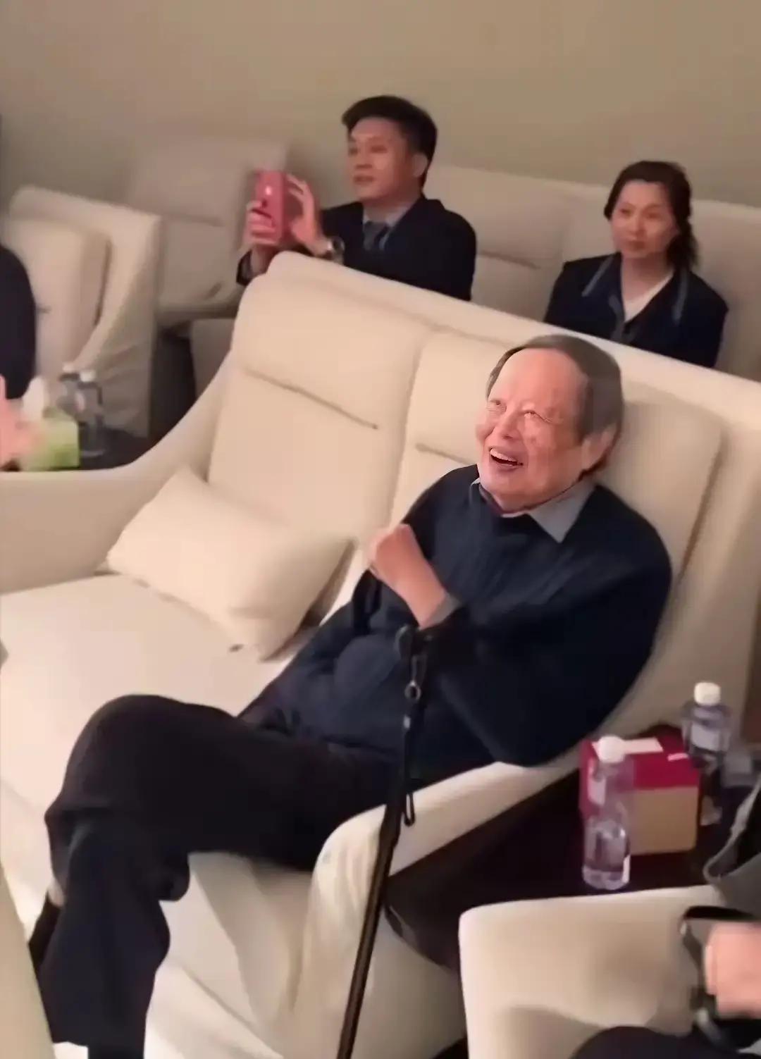 2025年7月，杨振宁和妻子翁帆的一段视频引发了大家的关注。当天是翁帆49岁生日