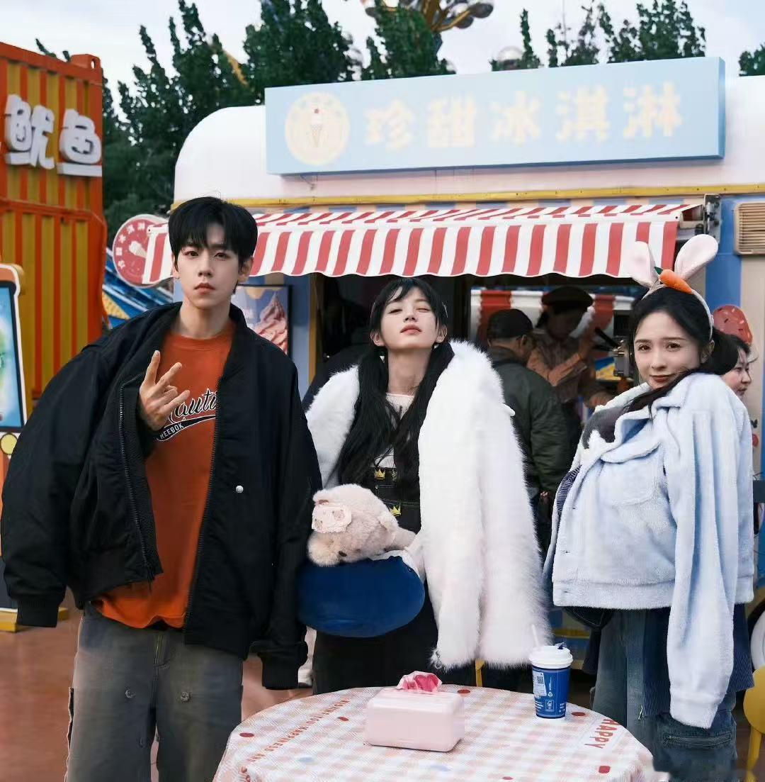 好鲜活的剧组～太期待《天才女友》了！！！ 