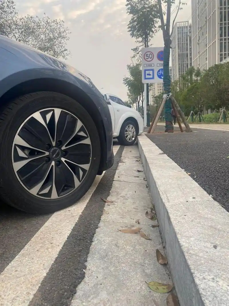 建议开车一定要远离马路牙子开车真的尽量少蹭马路牙子，别觉得压一下没大事。很容易磕