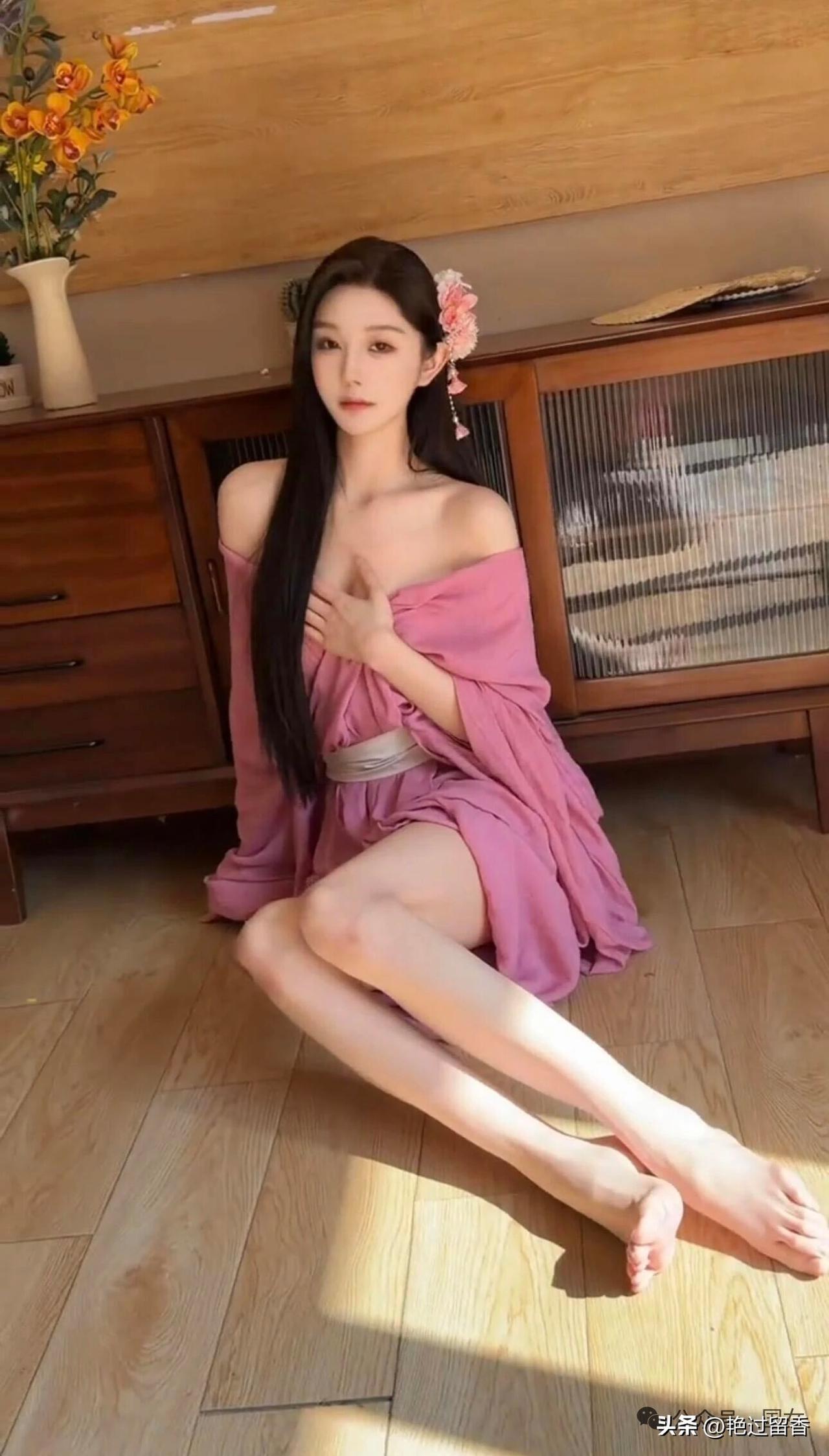 粉嫩少女心，花海中的优雅仙女！女人如何穿出含蓄的性感?