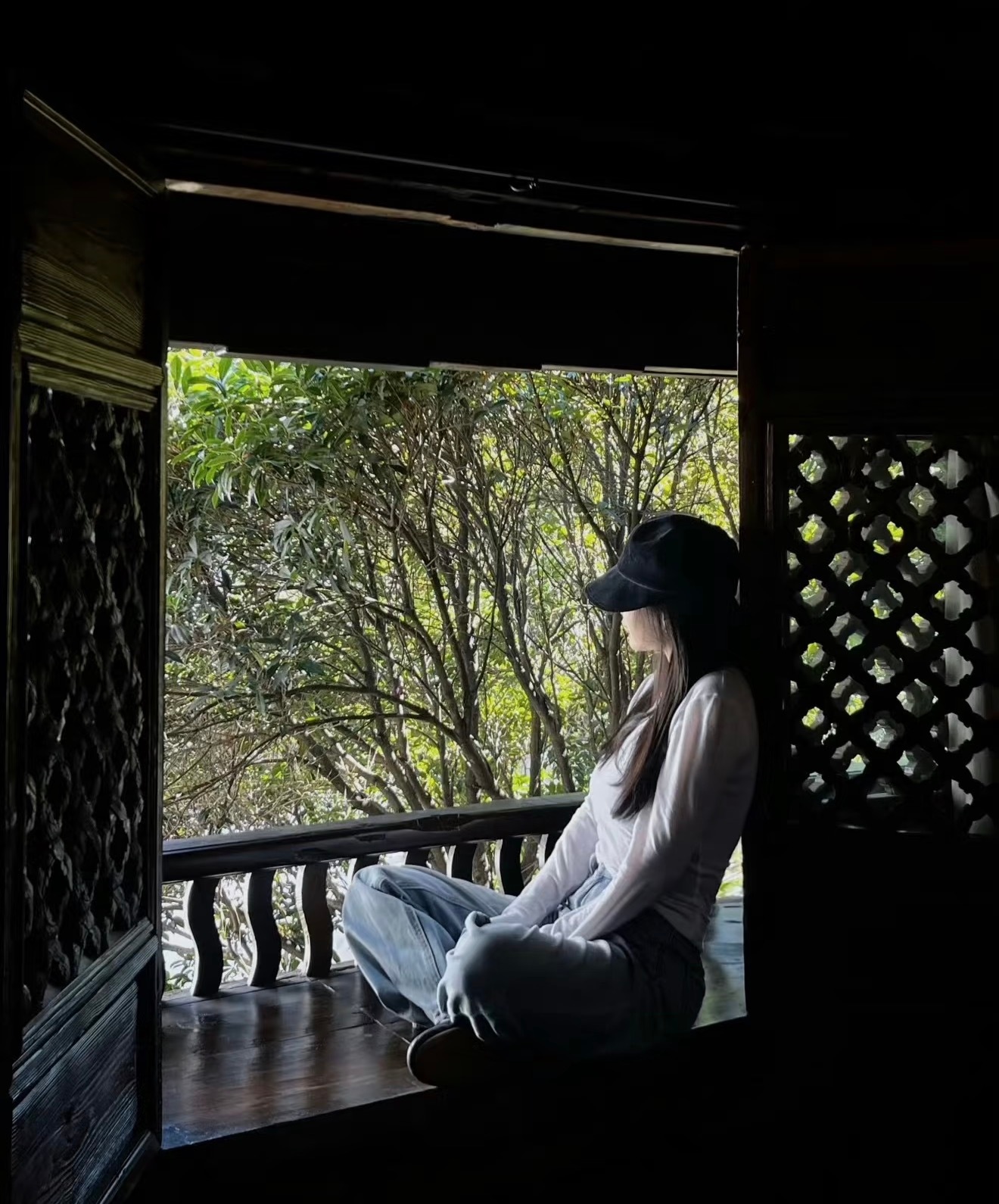 人生这条路怎么走都会有遗憾，生活怎么过都难圆满，不为难自己，顺其自然就好。 