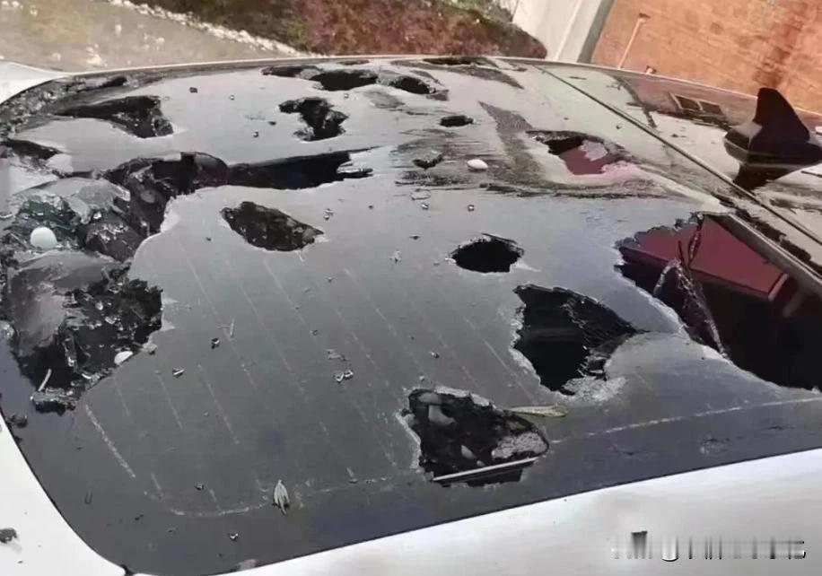 冰雹把车都砸出洞了
