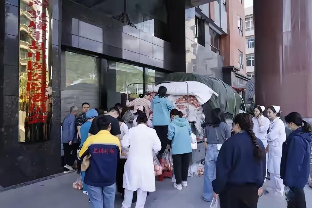 44岁陕西洋县商贩吉耀仲，载8000余斤苹果赴咸丰售卖，途中突发急性脑梗塞。
 