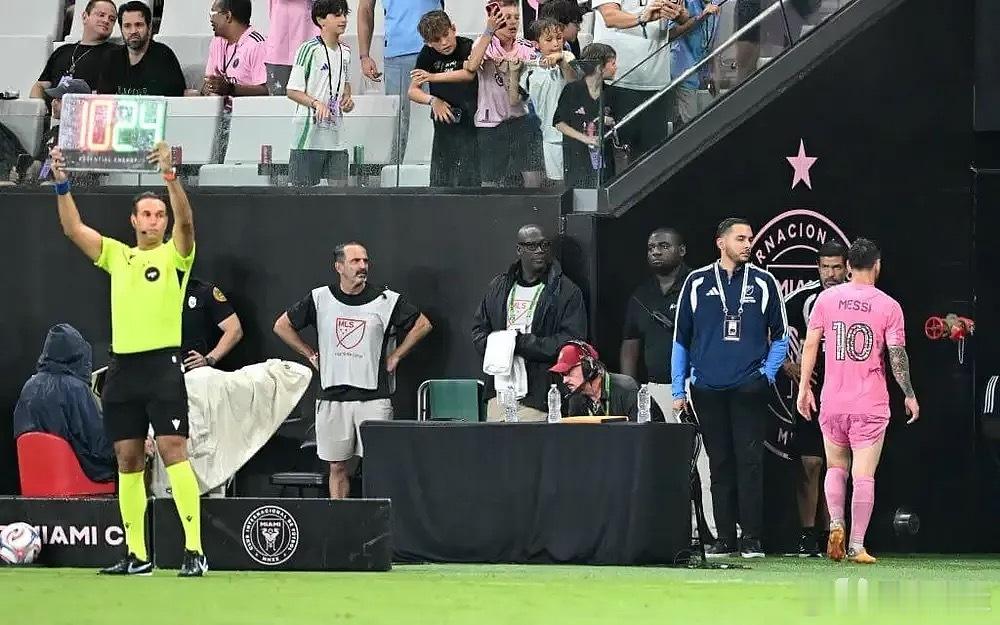 曝梅西受伤离场本轮美职联，迈阿密国际6-4击败费城联合。梅西下半场疑似受伤被换下