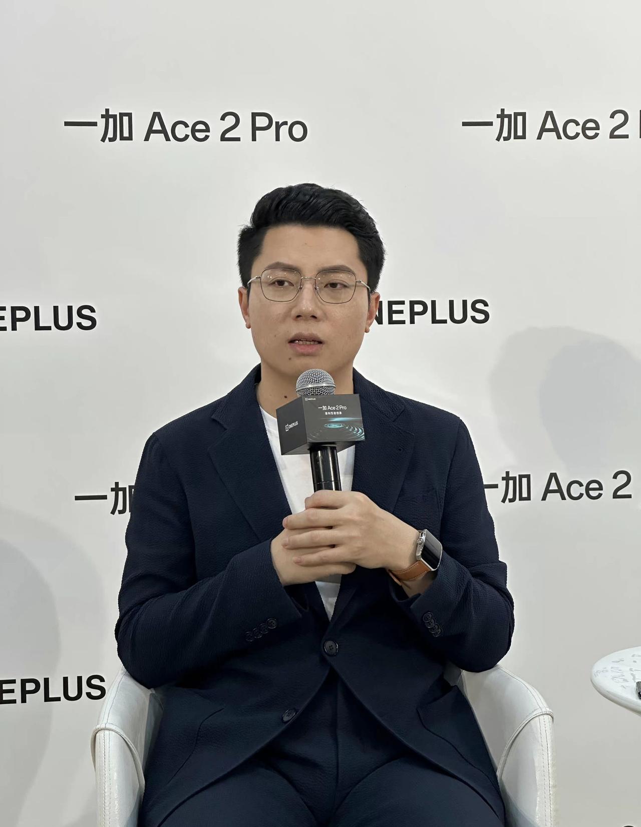 这一加的新品发布会，李杰在采访时把还没发布的OPPO Watch 4 Pro给提