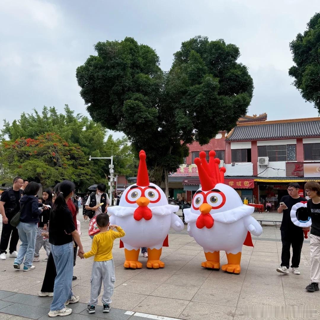 揭阳文旅听劝修剪“爱心树”翻车，连央视都没忍住“吐槽”！这年头，不管是各地文旅还