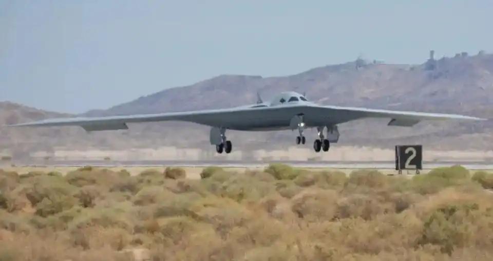 B21空中加油首秀，低油耗才是隐藏杀招，比隐身更致命。美军B-21新一代隐身轰炸