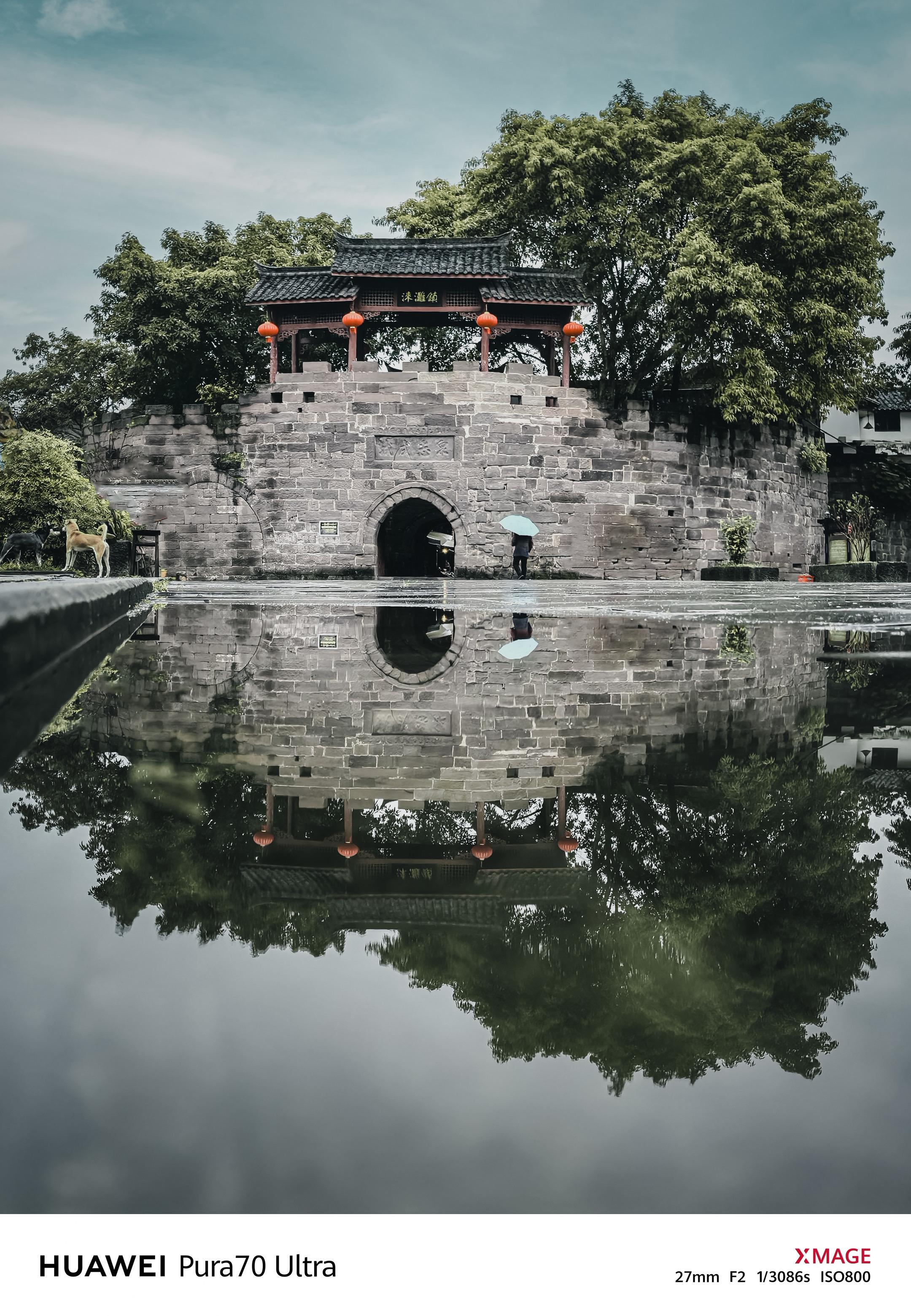 这是重庆合川涞滩古镇的瓮城，建于清同治元年（1862年），是川东地区唯...