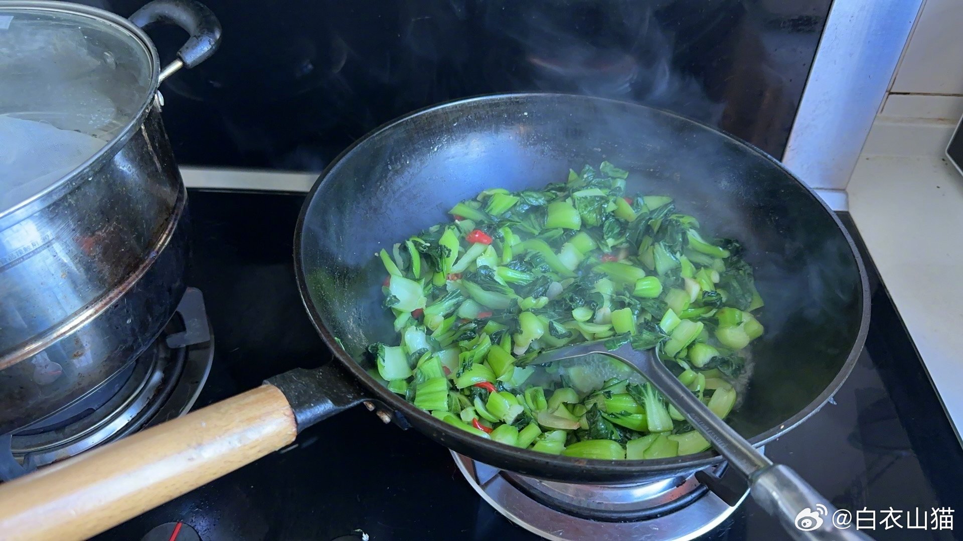 听了四川网友在评论里的意见，今天，用小米椒炒小青菜。锅烧热以后，依次下油和小米椒