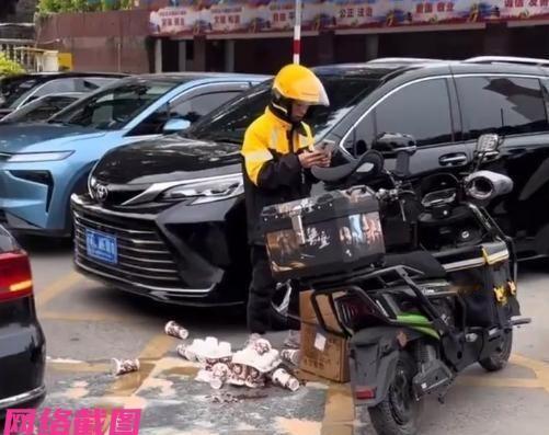 福建莆田的街头有外卖小哥送奶茶的途中，不小心开车侧倒打翻了，装奶茶箱子里的三十二