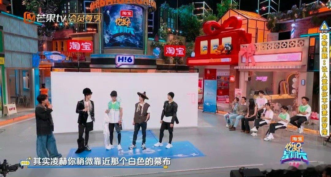 戴不进去的帽子、皮衣搭珍珠+单只毛鞋，看似随意的搭配，张凌赫穿出了时尚大片既视感