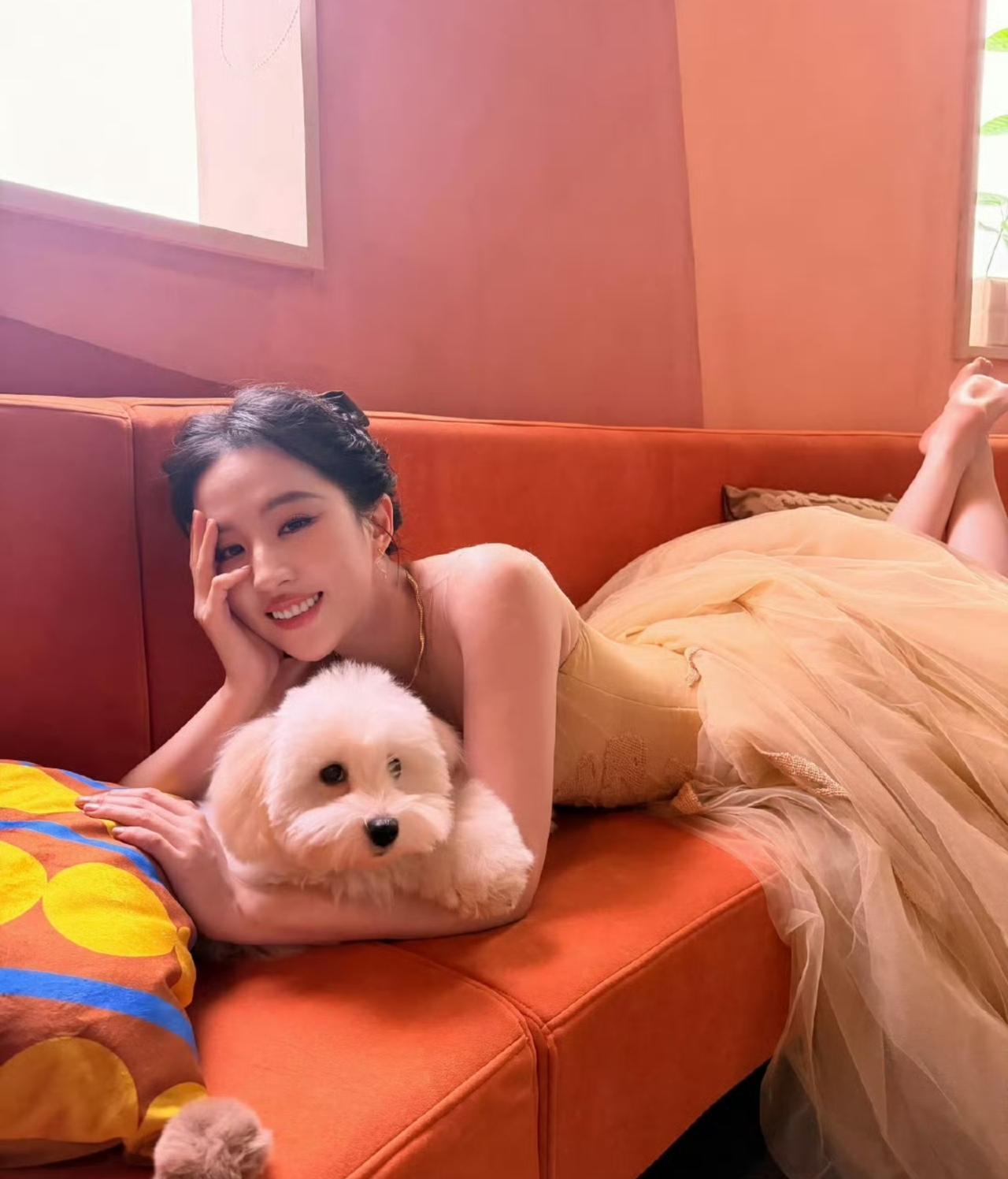 华人女演员刘亦菲分享自己初雪照片，小小的院子，大大的脚印，还有一只可爱的小白狗，