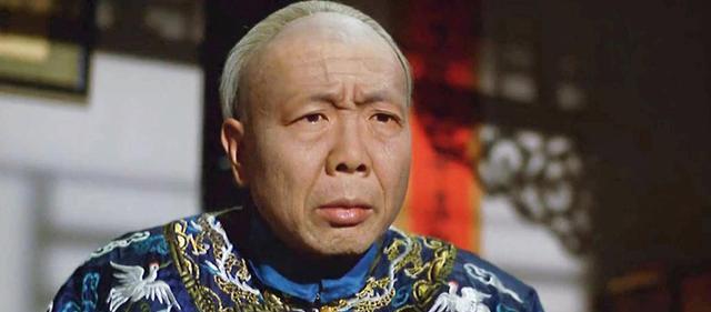 除夕之夜，慈禧吃了3碗饺子后，突然黑下脸来。李莲英一看，忙捏住隆裕皇后的手，将她