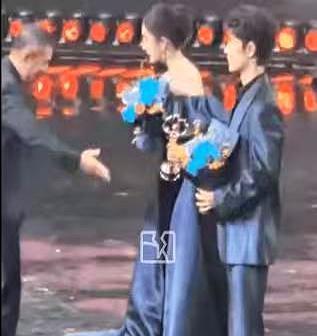 那一脚，踢的不是杨幂，是整个内娱的遮羞布。
你以为是羞辱？
错了。
那一脚，是微