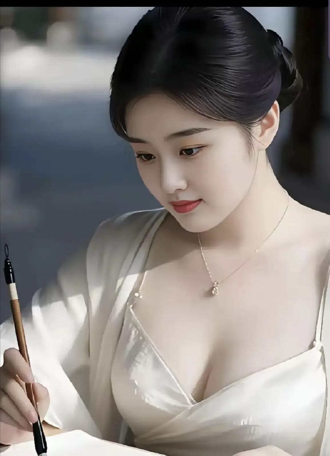 执笔锦绣文章，
眸动百媚千娇。