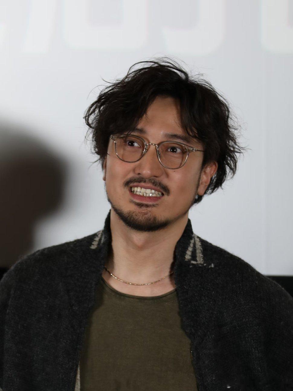 王鹤棣邀请王传君录综艺被拒王鹤棣说之前邀约过王传君被拒，理由竟是要在家带娃！棣棣