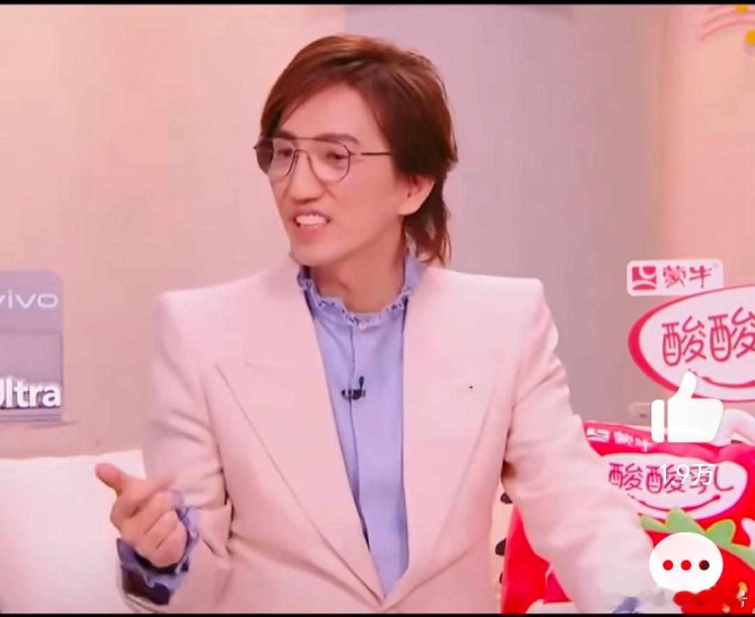 何炅说到林志炫淘汰抽泣了林志炫给歌手节目留了4个月档期，结果歌手第二轮被淘汰。只