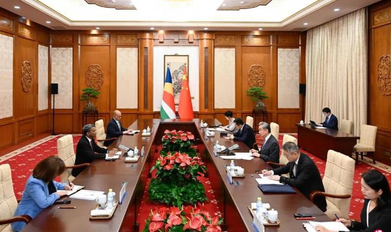 5月19日，联合早报报道：“中国外交部长王毅在与到访的塞舌尔外长富尔会面时说，北