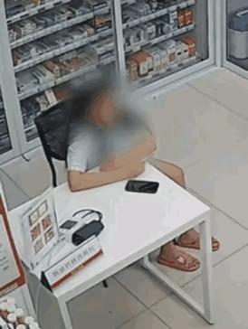 太厉害了！近日，浙江杭州一药师正在药店坐着，突然来了一位女生，她描述完病情等药师