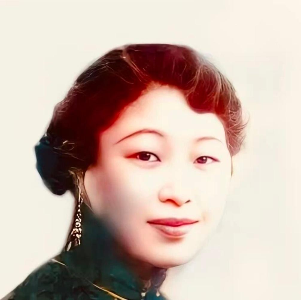 说起民国知名的严氏三姐妹，大姐严彩韵是国内早期营养学专家，小妹严幼韵长寿豁达、履