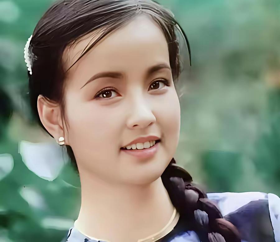 刘小庆的美是很耐看的那种，是独特的美，很有变识度，演技也非常好，有非常多的作品，