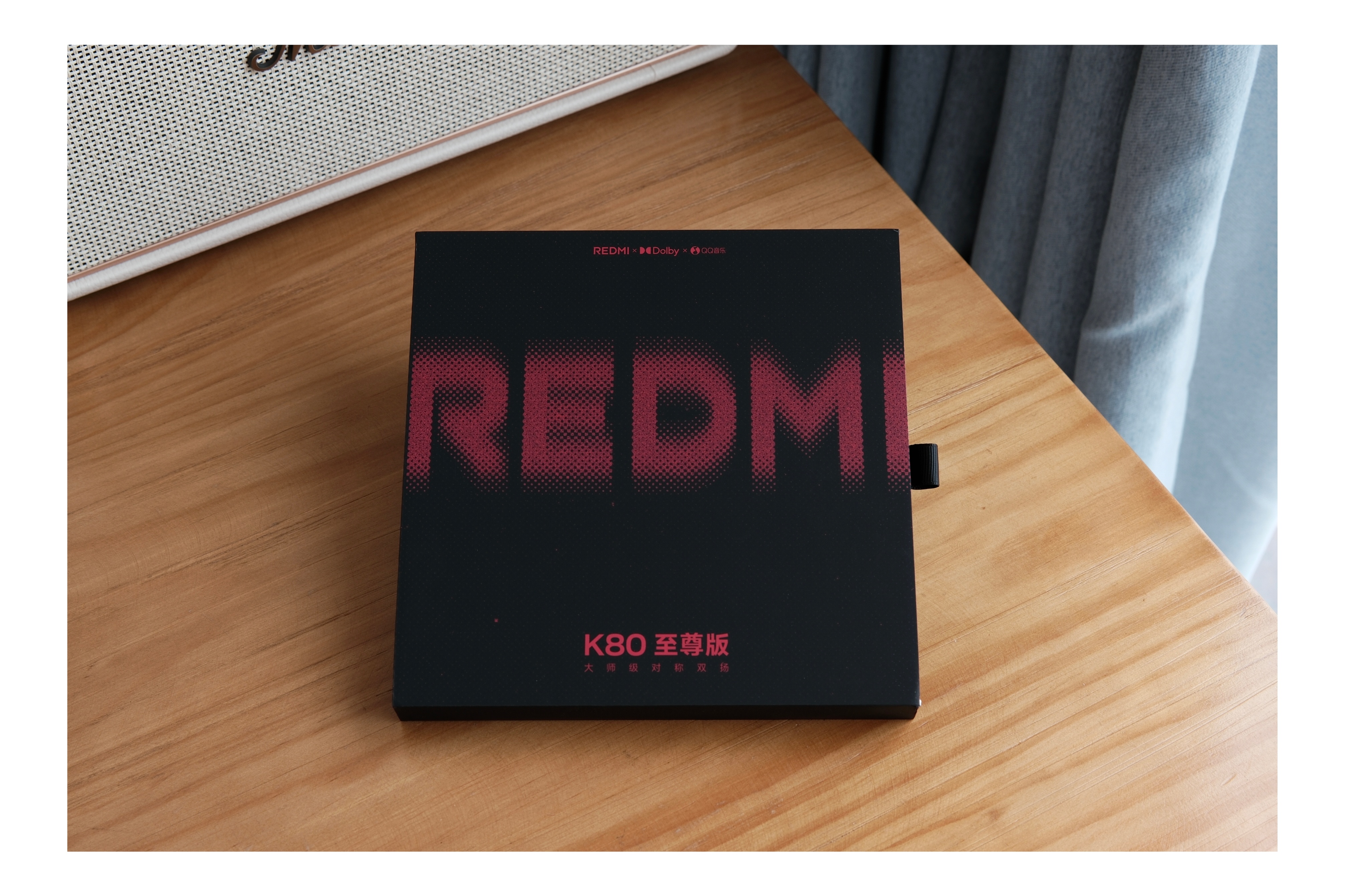 Redmi K80至尊版的邀请函，有三个唱片挂件，还有一张音乐平台超级会员季卡。