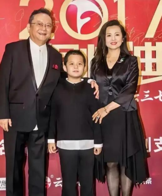 77岁的王刚，60岁的时候得了一子，本以为晚年可以安享清福，没想到现在17岁的儿