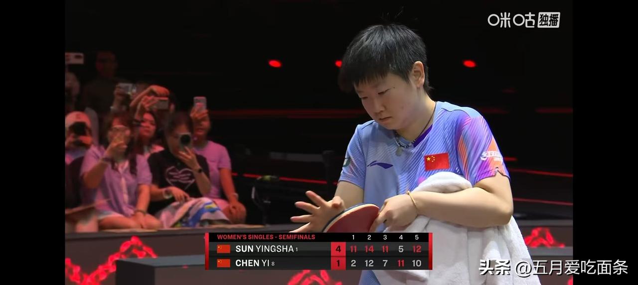 第四局，侯老师：孙颖莎感觉想缓一下，就像一个公园的老大爷一样 在那溜达 ，不着急