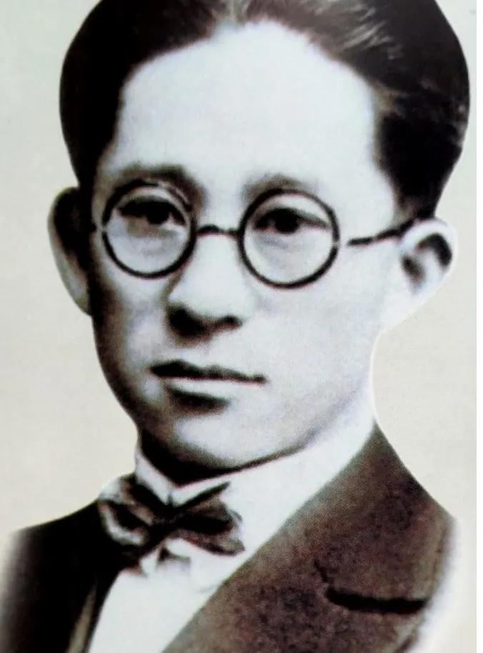 1923年，车耀先被敌人打碎颅骨，战友以为他死了，便脱掉他的衣服，丢进弹坑，就地