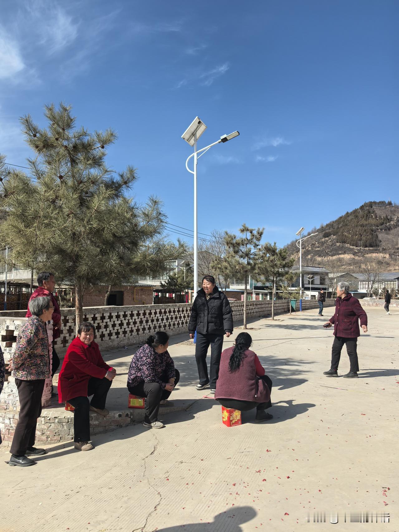 乡村新闻
大娘大姨围一堆
不放炮竹擅说非
窃窃细聊人家事
不管自家爱张飞
天南海