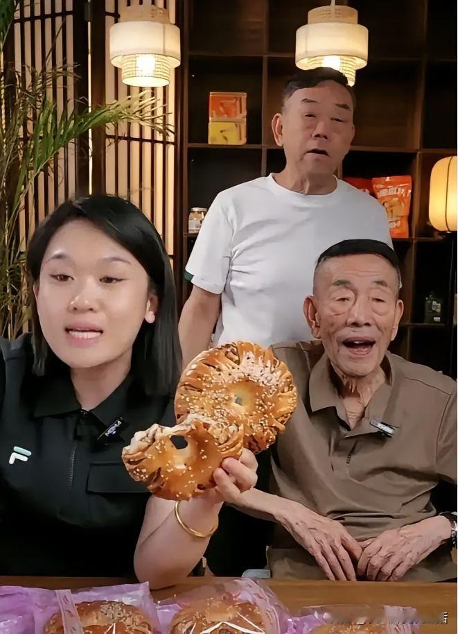 杨家相声园子又扩大了事业版图。
杨老三开了一家相声剧场叫杨家班，老艺术家赵津生到