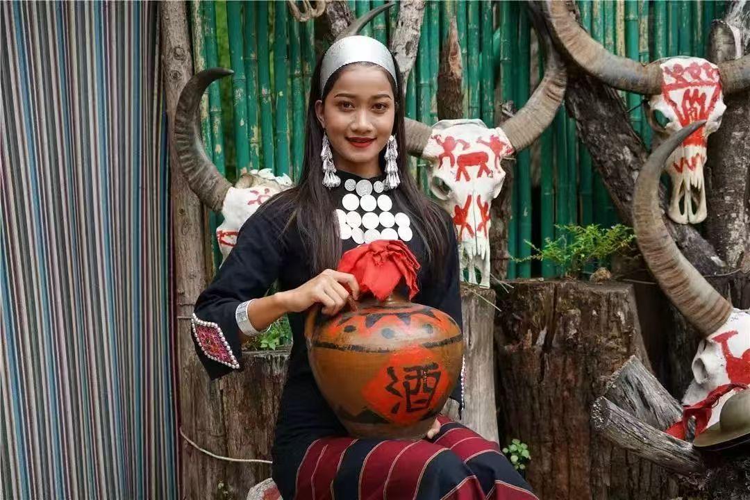 1958年，一家7口被砍头祭祀；同年，佤族砍人头祭谷的习俗被禁止
 
你敢信吗？