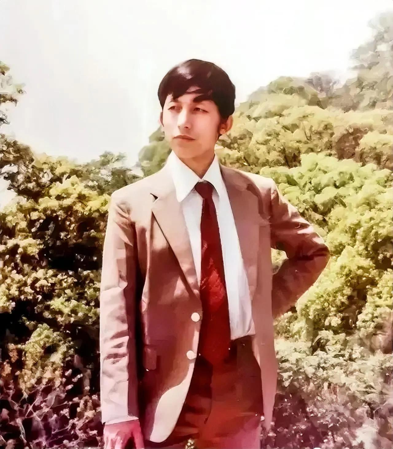 年轻时的易中天也是标准的帅哥一枚

1981年，易中天先生从武汉大学中文系毕业后