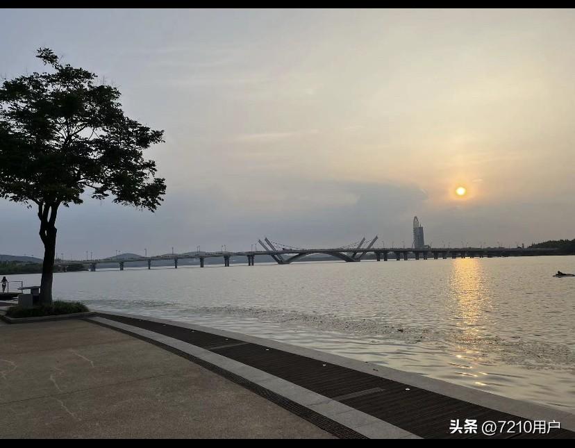 叫你早点去办非不听，今天早上陪老婆去办理身份证，早上九点多钟去派出所大厅刚到里面