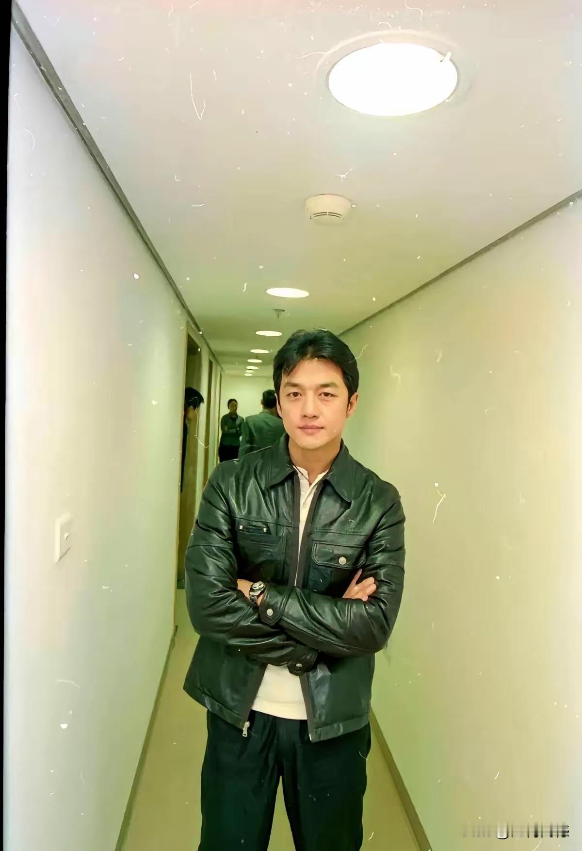 李亚鹏年轻的时候，是个不折不扣的帅小伙，身材也是比较高的，颜值也是比较高的，演技