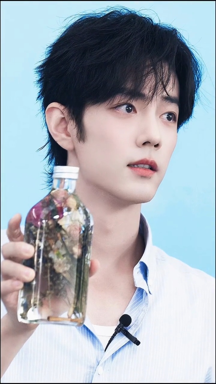 最近赏了好多张右脸的照片，不容易啊！ 