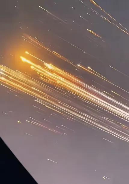 集卡领红包看到中东天上面的的导弹。而我们可以放心的放烟火。十分感慨呀！我们现在是