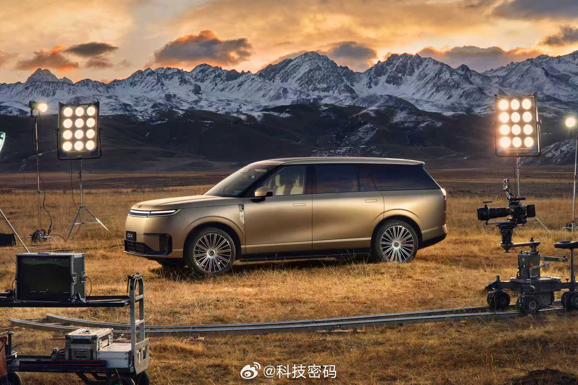 新科技旗舰小鹏GX来了有点心动，小鹏GX日照金山的车身色非常大气百万级气场想开起