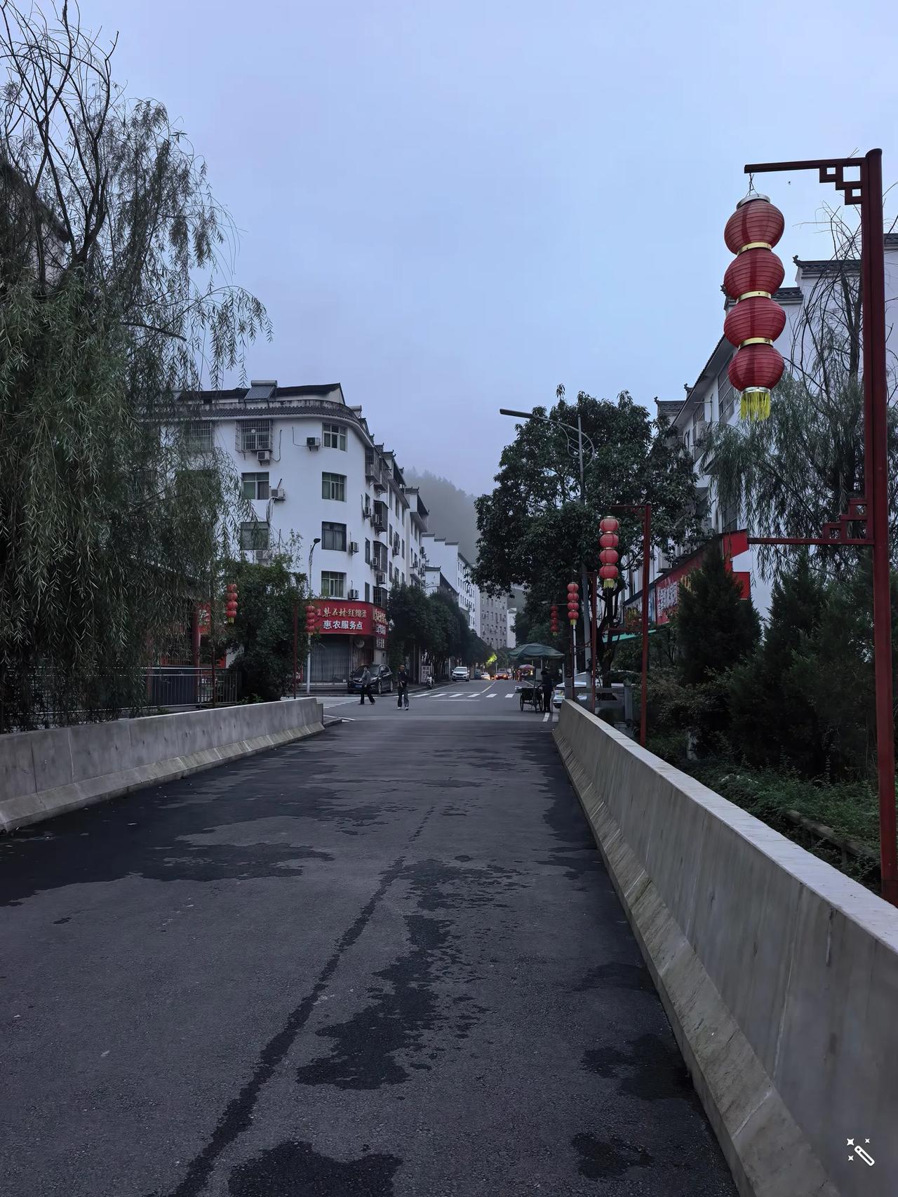 圣人成仙以后，整天无所事事，游手好闲，在城市的街道上四处闲逛。圣人原本也是一个满