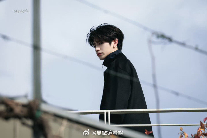 朱志鑫体制内老公 救命，这组品牌外拍路透太戳人了！一身正气又不失苏感，完全是理想
