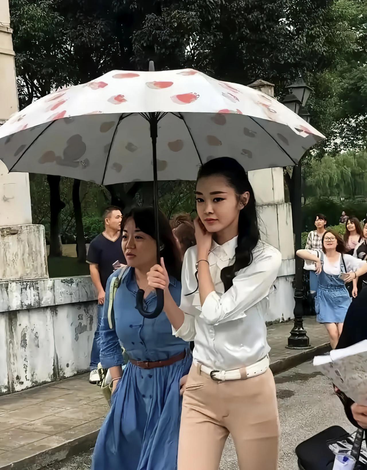 这张照片宋轶和助理小妹同打一把伞，仔细一看，打伞人是宋轶，这一小小举动，让人看到