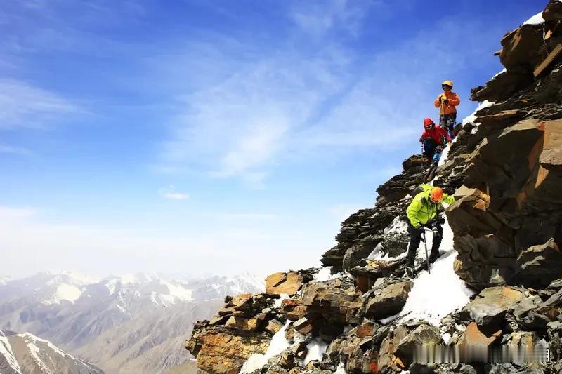 关于上山难还是下山难，不同人有不同看法。常爬山的人会觉得上山难，上山要克服重力，