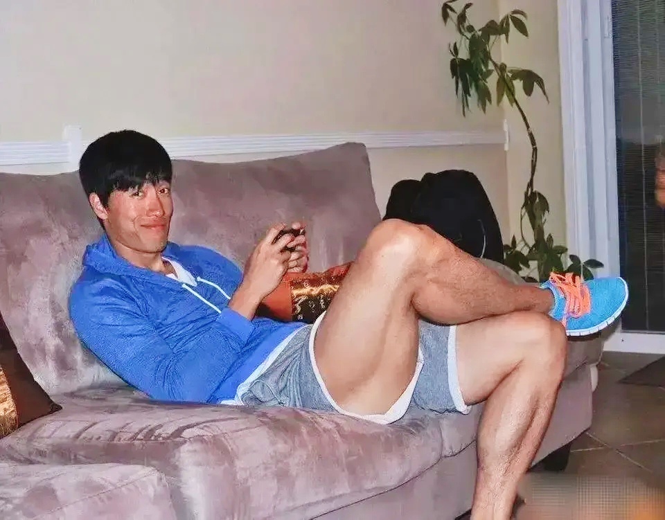 2013年，上海。在家玩手机休闲的刘翔，看看这腿上的肌肉，世界冠军真不是那么好拿