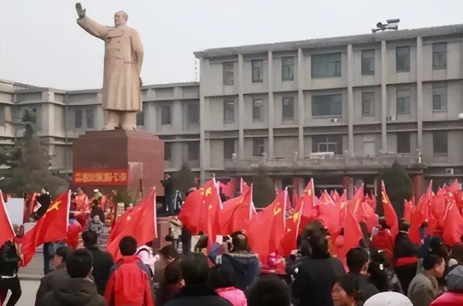 1980年，山西大学接到上级通知，要求拆除校内的毛主席塑像，但由于广大师生的坚决